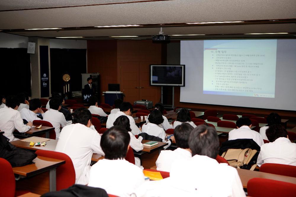 의사로서 본격적인 임상경험 맞이하는 인턴 교육 - 02008 Intern Orientation 이미지